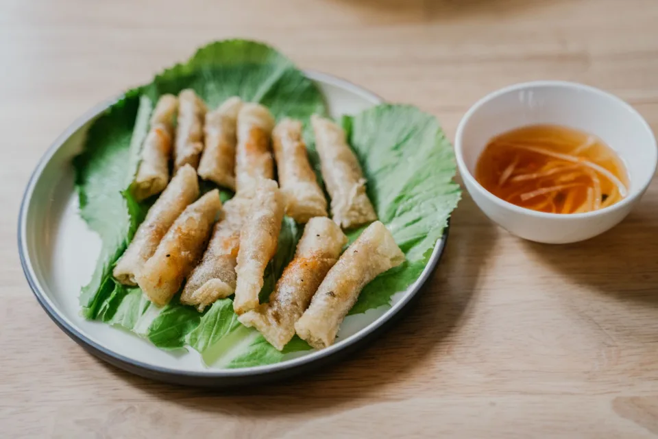 Góc ngồi buổi sáng — bàn gỗ cạnh cửa sổ, nắng nhẹ — trước