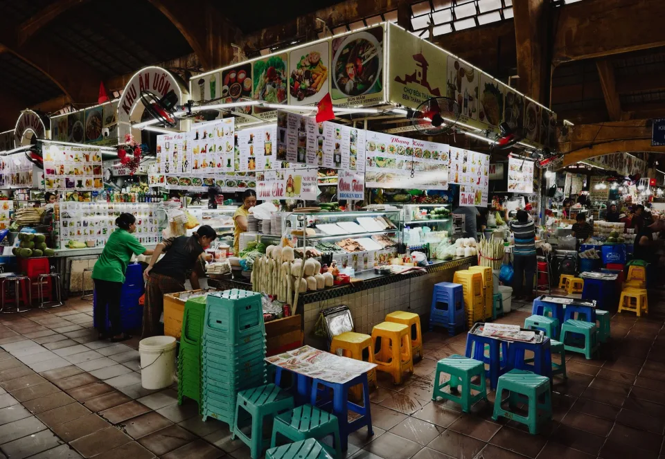 Ly cà phê sữa đá kèm bánh mì que — trước